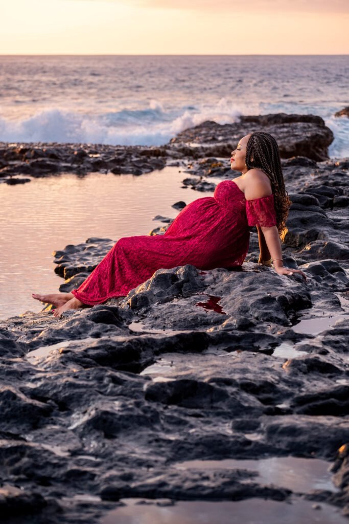Une future maman les pieds dans l'eau